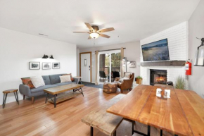 Brownie's Den- Modern Cozy Central Resort Condo